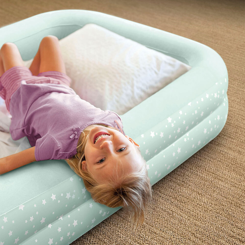lit de voyage gonflable pour enfant avec repose-pieds intégré, idéal pour des nuits confortables lors de vos déplacements.