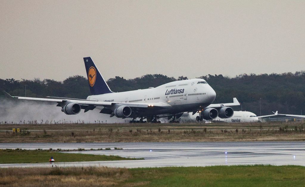 lufthansa modifie son programme de vols en réponse aux tensions géopolitiques entre les états-unis et l'iran, assurant la sécurité de ses passagers et la continuité de ses services.
